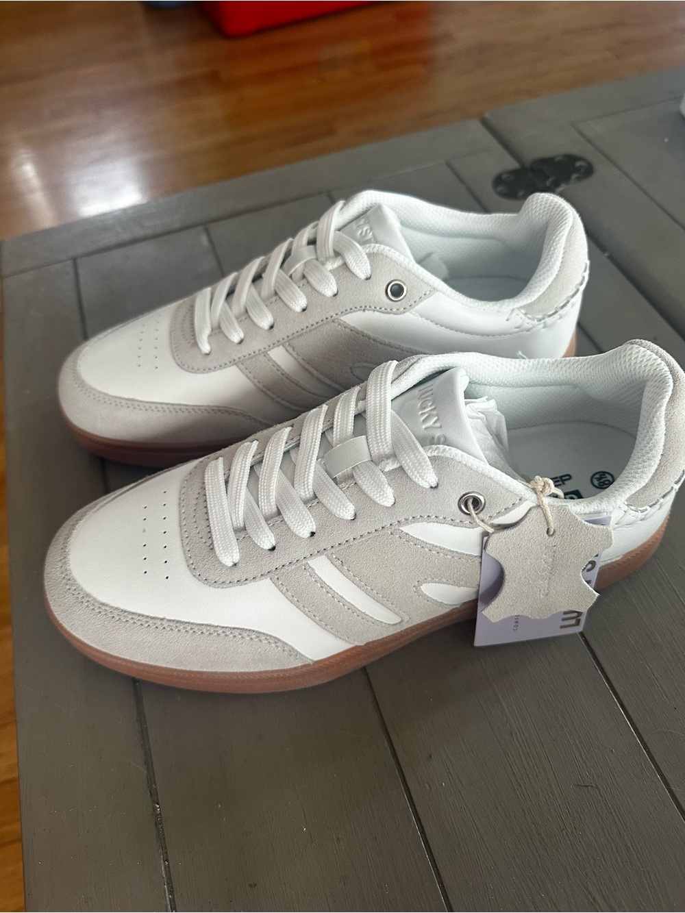 Women’s White Low-Profile Sneakers – Cushioned Everyday Comfort
